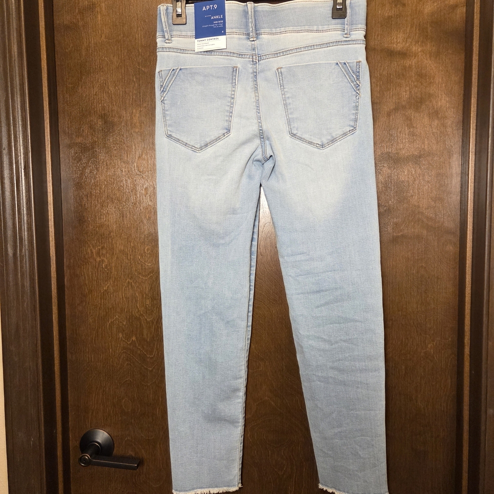 Apt 9 Light Wash Mid Rise Tummy Control Ankle Jeans NWT - Picture 6 of 12